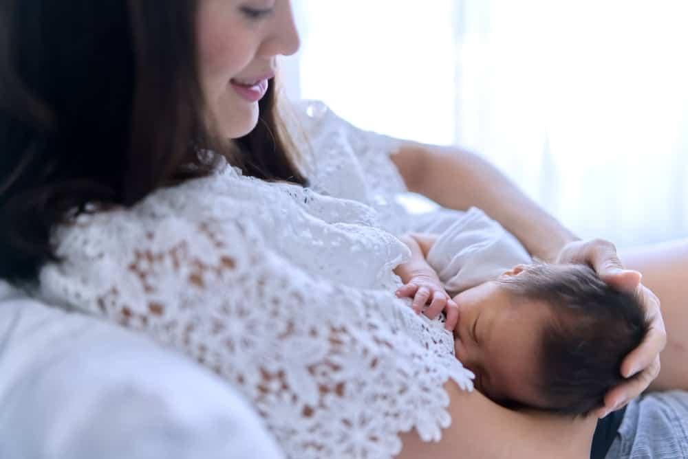 母乳の科学：生成の全メカニズム、成分、母親を支える実践的ガイド