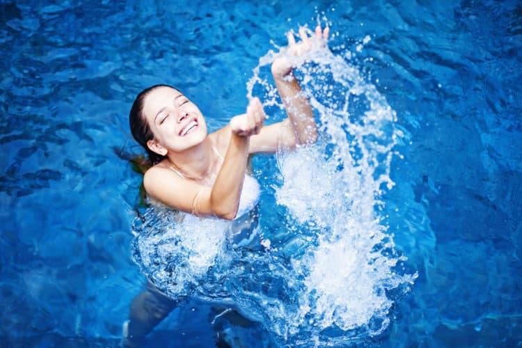 【皮膚科医監修】水泳後の肌荒れは防げる！塩素・紫外線から肌を守る完全ガイド｜プール前・中・後の正しいスキンケア