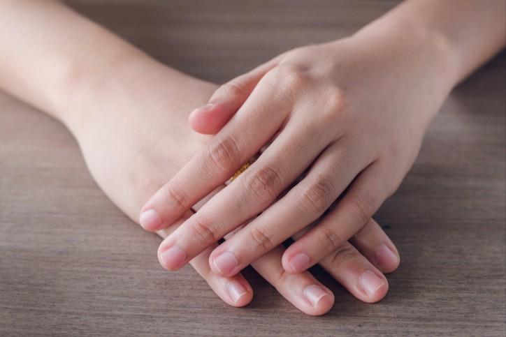 【医師監修】爪は健康のバロメーター：医師が解説する15の異常なサインと潜む病気
