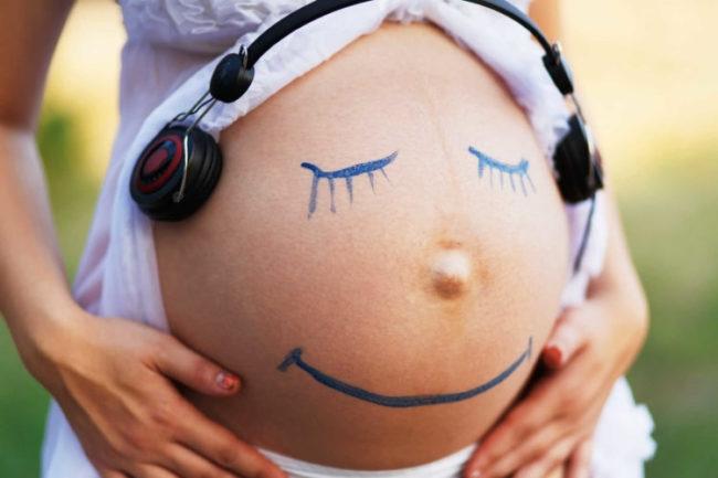 胎児への音楽、その影響の科学的探求と妊娠中の心地よい音楽との関わり方