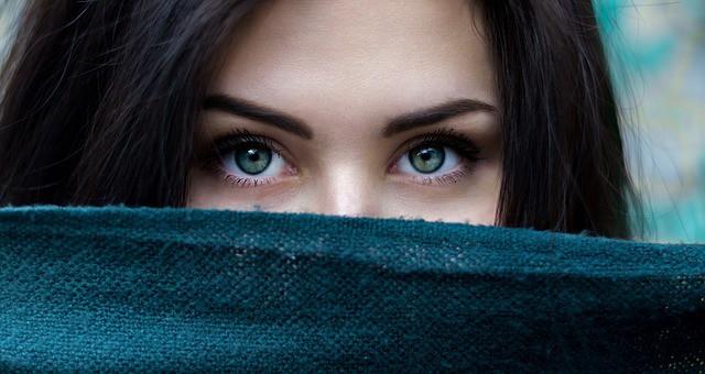 【医師・科学者が解説】まつ毛を伸ばす方法の科学的真実｜自宅ケアの限界と承認治療薬のすべて