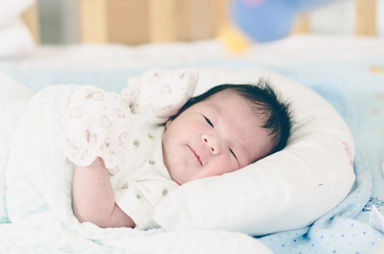 新生児の肌がむける「新生児落屑」：これは病気？医師が教える原因と正しいスキンケアの全知識