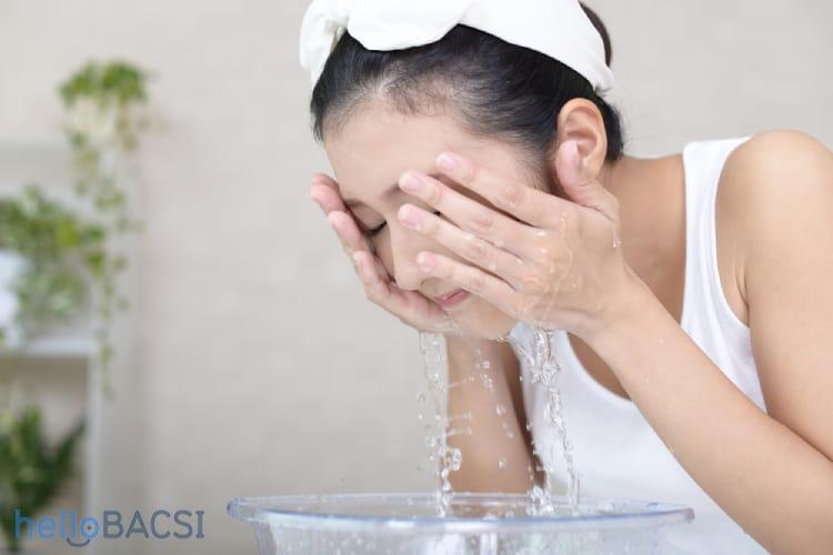 【医師監修】生理食塩水での洗顔は効果あり？ニキビへの影響と科学的真実の徹底解説