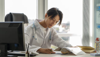 男性が知っておくべき12の皮膚疾患：症状、予防、治療法に関する専門家レポート