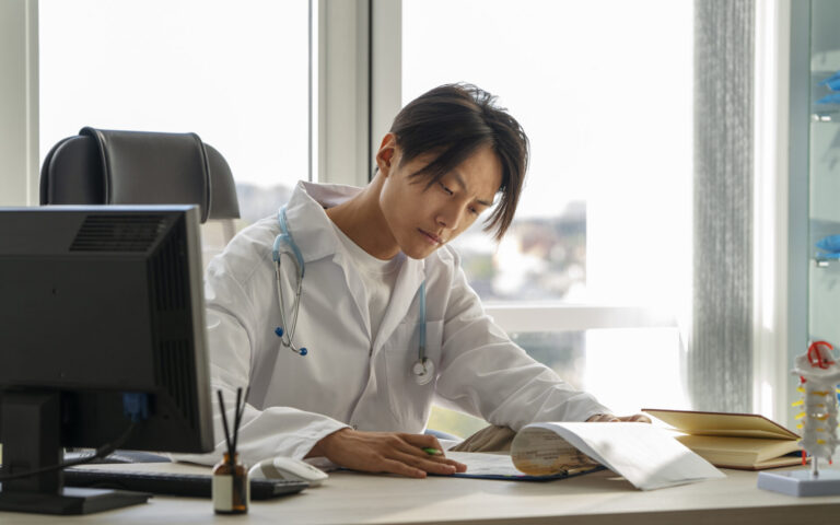 男性が知っておくべき12の皮膚疾患：症状、予防、治療法に関する専門家レポート